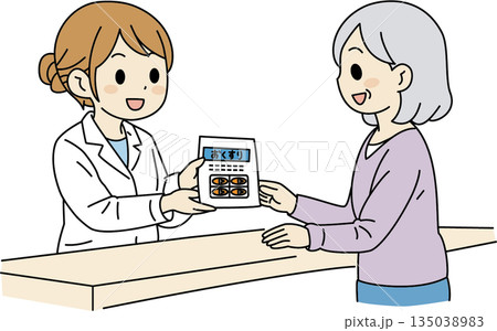 薬剤師から薬を受け取る高齢者 135038983