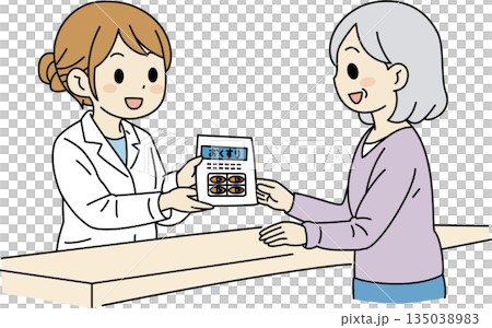 薬剤師から薬を受け取る高齢者 135038983