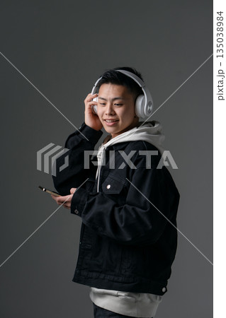 男性　10代　カジュアル　ヘッドホン　 135038984
