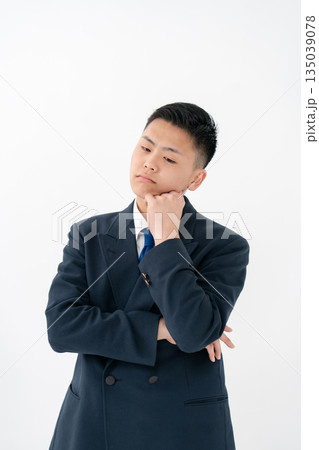 男子　10代　制服　悩む 135039078