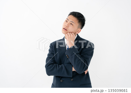 男子　10代　制服　悩む 135039081