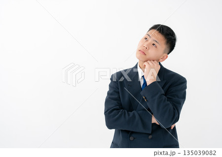 男子 10代 制服 悩む 男子 10代 制服 悩む 135039082