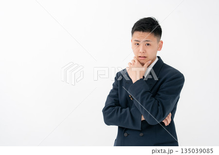 男子　10代　制服　悩む 135039085