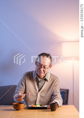 お弁当を食べるシニア男性 孤食 お弁当を食べるシニア男性 孤食 135039175