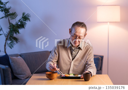 お弁当を食べるシニア男性　孤食 135039176