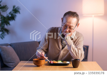 お弁当を食べるシニア男性 孤食 お弁当を食べるシニア男性 孤食 135039178