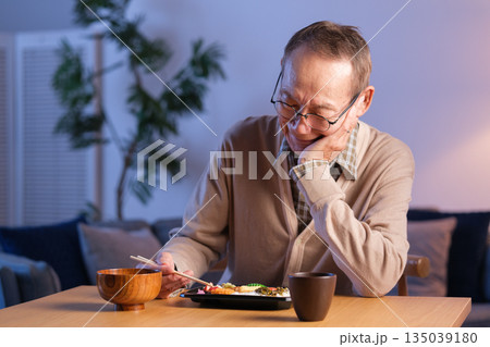 お弁当を食べるシニア男性 孤食 お弁当を食べるシニア男性 孤食 135039180