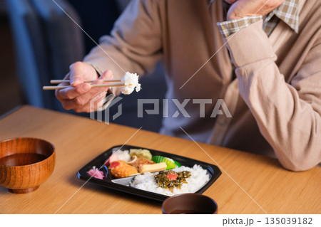 お弁当を食べるシニア男性 孤食 手元 お弁当を食べるシニア男性 孤食 手元 135039182