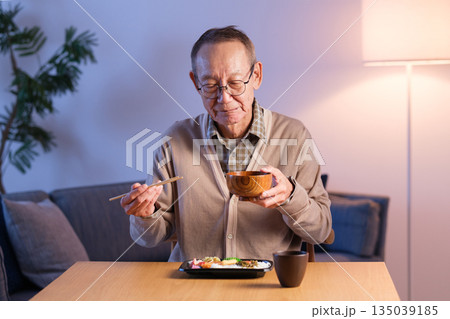 お弁当を食べるシニア男性　孤食 135039185