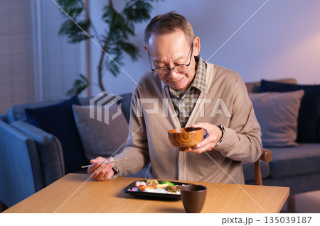 お弁当を食べるシニア男性　孤食 135039187