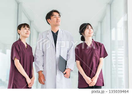 スクラブ姿の医療従事者,医療スタッフ,看護師の女性と白衣姿の男性医師 スクラブ姿の医療従事者,医療スタッフ,看護師の女性と白衣姿の男性医師 135039464