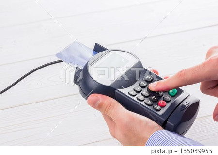 Man paying with credit card 135039955