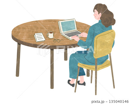テーブルでくつろいで仕事をする女性 135040146