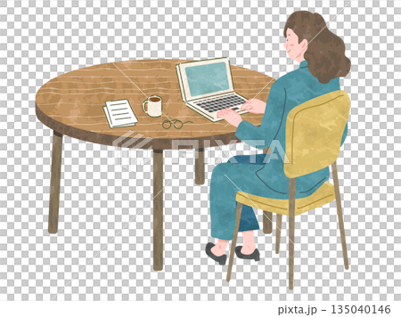 テーブルでくつろいで仕事をする女性 135040146