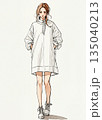 カジュアルな服装の女性 カジュアルな服装の女性 135040213