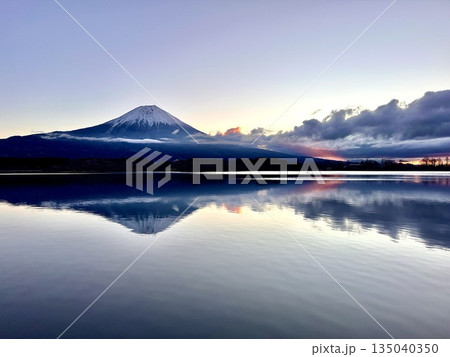早朝の田貫湖から見る富士山 135040350