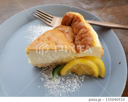カフェでチーズケーキのデザートを食べる 135040533