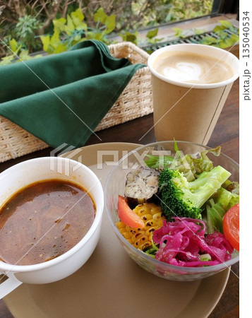 ミネストローネとサラダとカフェラテ ミネストローネとサラダとカフェラテ 135040534