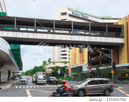 躍動するフィリピン - マニラ・マカティの中心街（アヤラ・センター） 　都市景観（2025年6月） 135040708