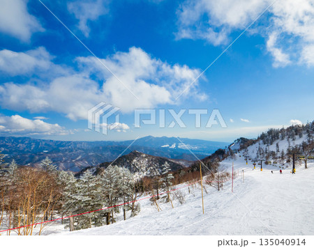 山頂付近からゲレンデを見下ろした風景と遠くに連なる山岳 (群馬県、川場) 135040914