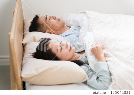 ベッドの上で眠る夫婦 ベッドの上で眠る夫婦 135041821