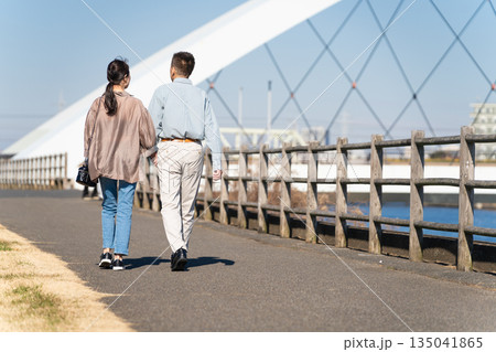 散歩道を歩く熟年夫婦 135041865