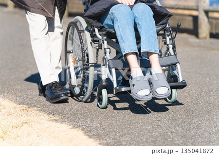車椅子を押して散策をする親子 135041872