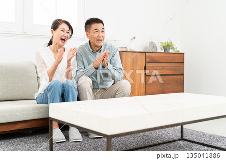 ソファーに座っている熟年夫婦 ソファーに座っている熟年夫婦 135041886