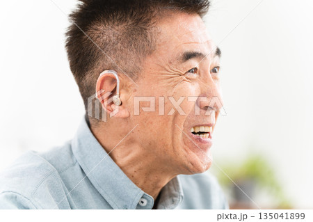 補聴器を付けた熟年男性 135041899