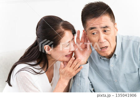 耳が遠い夫に何度も話す妻 耳が遠い夫に何度も話す妻 135041906