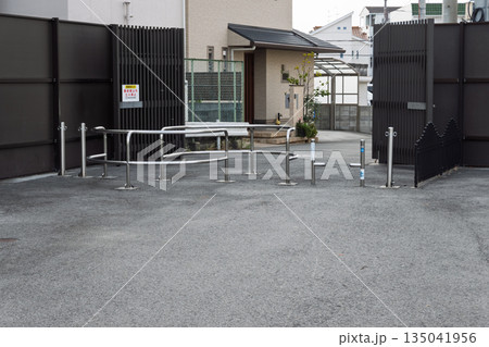 厳重に管理された水道施設のゲートと車両・自転車の進入を阻むステンレス製バリケード 厳重に管理された水道施設のゲートと車両・自転車の進入を阻むステンレス製バリケード 135041956