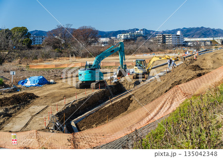 住宅街隣接の護岸工事 住宅街隣接の護岸工事 135042348