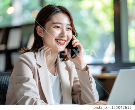 オフィスワークをする若い女性 オフィスワークをする若い女性 135042613