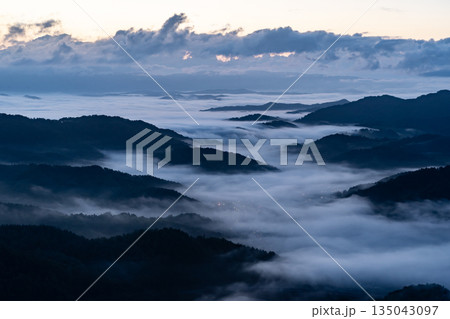 山並みの絶景と雲海 山並みの絶景と雲海 135043097