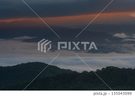 山並みの絶景と雲海 135043099