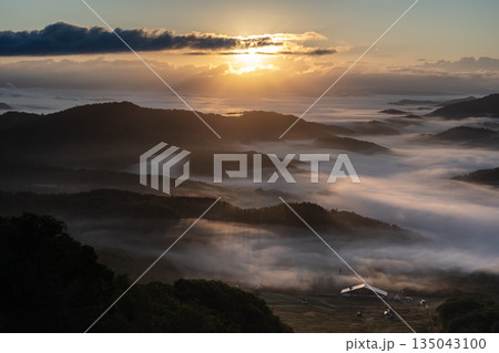 山並みの絶景と雲海 135043100