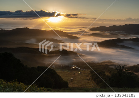 山並みの絶景と雲海 135043105