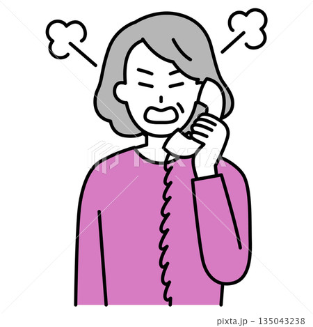 固定電話で怒っている年配の女性 135043238