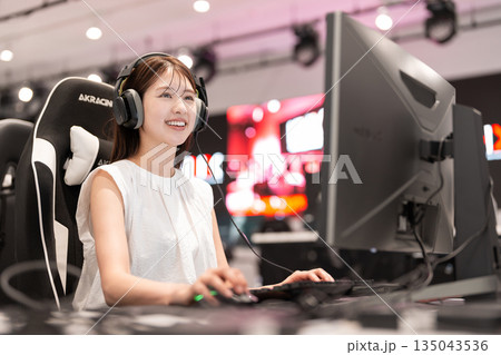 eスポーツ ゲーム 若い女性 eスポーツ ゲーム 若い女性 135043536