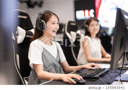 eスポーツの大会でゲームを楽しむ若い女性 135043541