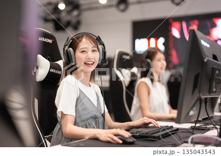 eスポーツの大会でゲームを楽しむ若い女性 eスポーツの大会でゲームを楽しむ若い女性 135043543