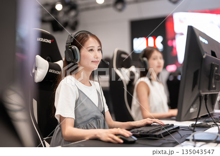eスポーツの大会でゲームを楽しむ若い女性 eスポーツの大会でゲームを楽しむ若い女性 135043547
