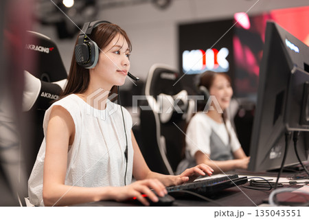 eスポーツの大会でゲームを楽しむ若い女性 135043551