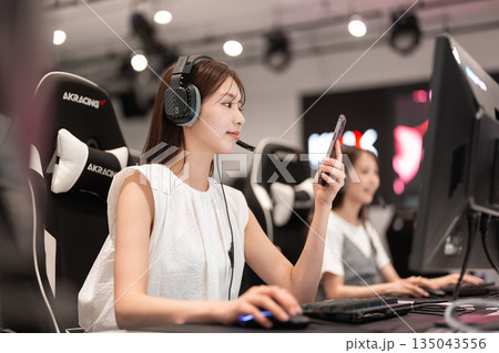 eスポーツの大会でゲームを楽しむ若い女性 eスポーツの大会でゲームを楽しむ若い女性 135043556