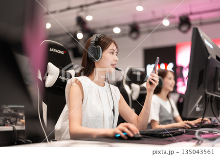 eスポーツ ゲーム 若い女性 eスポーツ ゲーム 若い女性 135043561