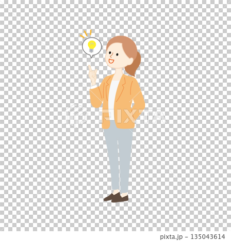 アイデアがひらめくスーツの女性　電球の吹き出しのビジネスイメージイラスト 135043614