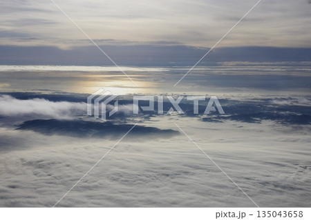 機内から望む白く淡い雲海の世界 135043658