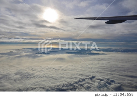 機内から望む美しい雲海と翼 135043659