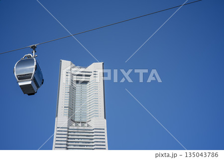 ランドマークタワーと横浜エアキャビン ランドマークタワーと横浜エアキャビン 135043786