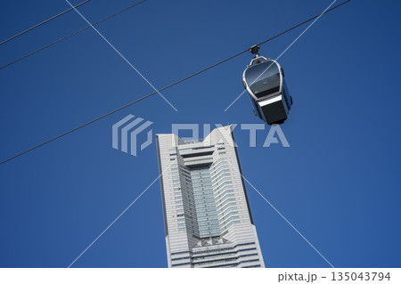 ランドマークタワーと横浜エアキャビン ランドマークタワーと横浜エアキャビン 135043794